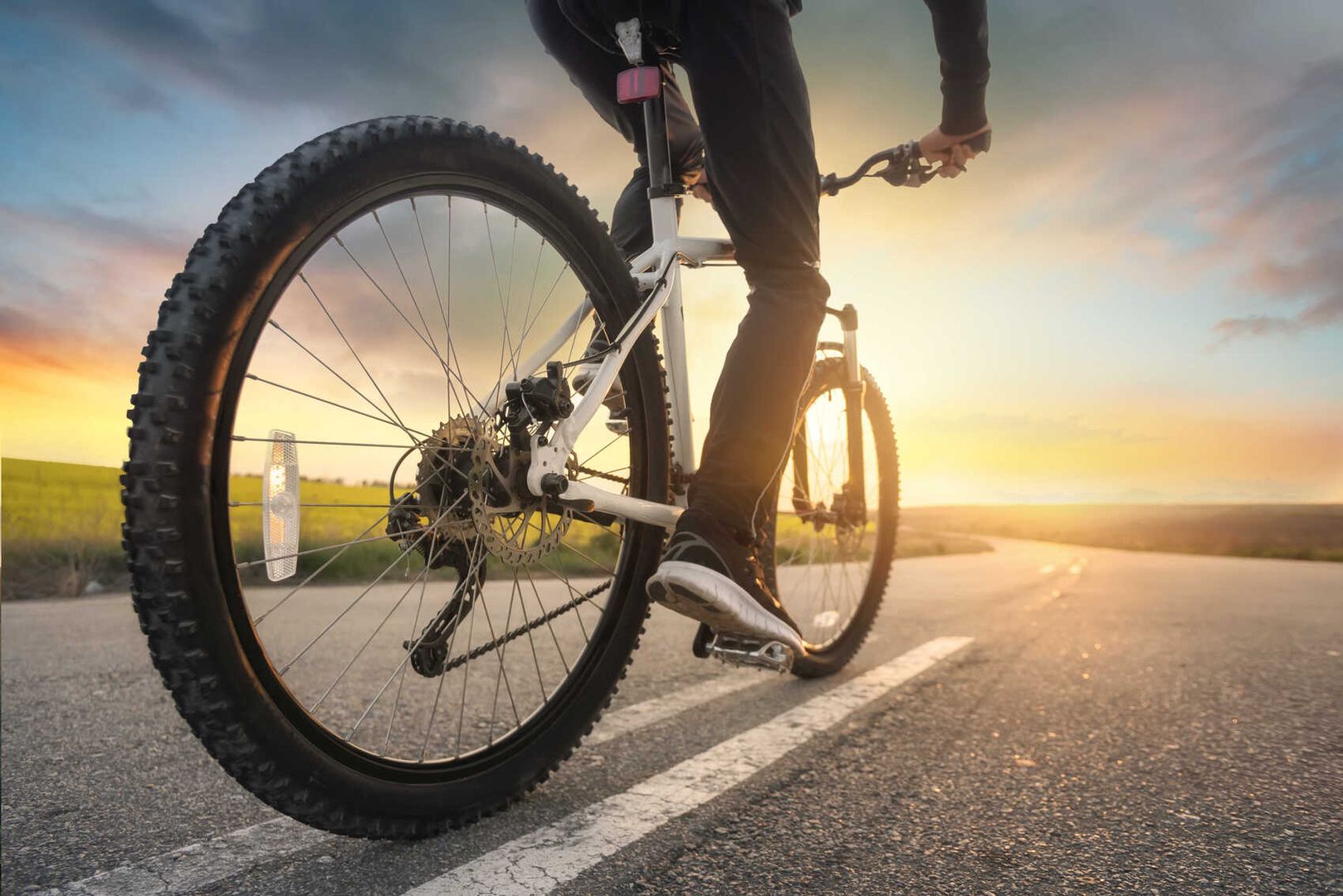 Ein Mann fährt mit einem Fahrrad auf der Straße